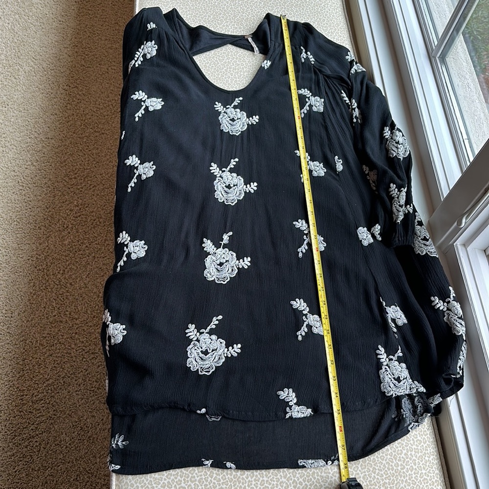 Free People Black mini dress with white embroidered rosette’s open back size M - Picture 13 of 14
